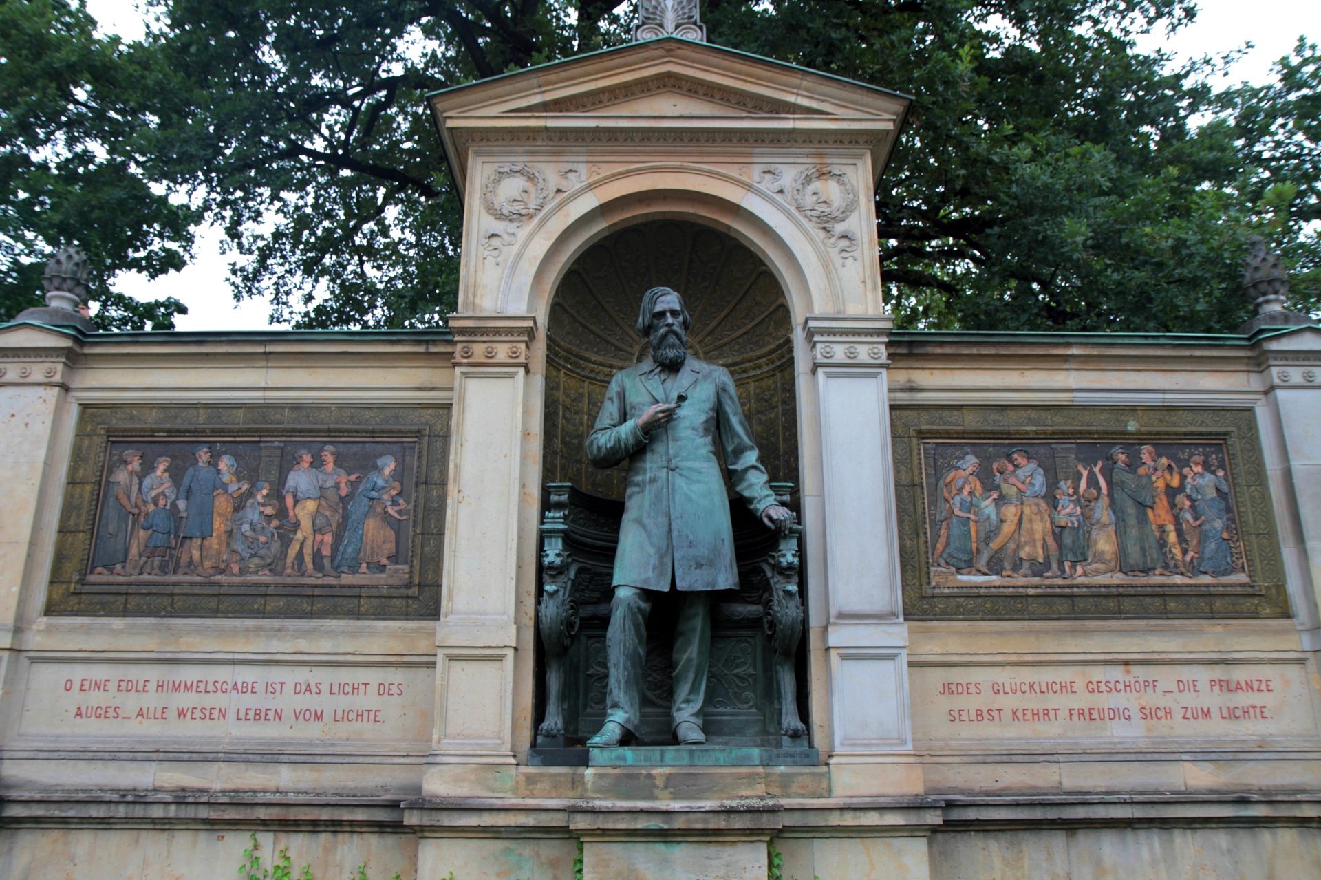 Albrecht%20von%20Graefe%27s%20monument%2C%20Berlin%20-%2002.JPG